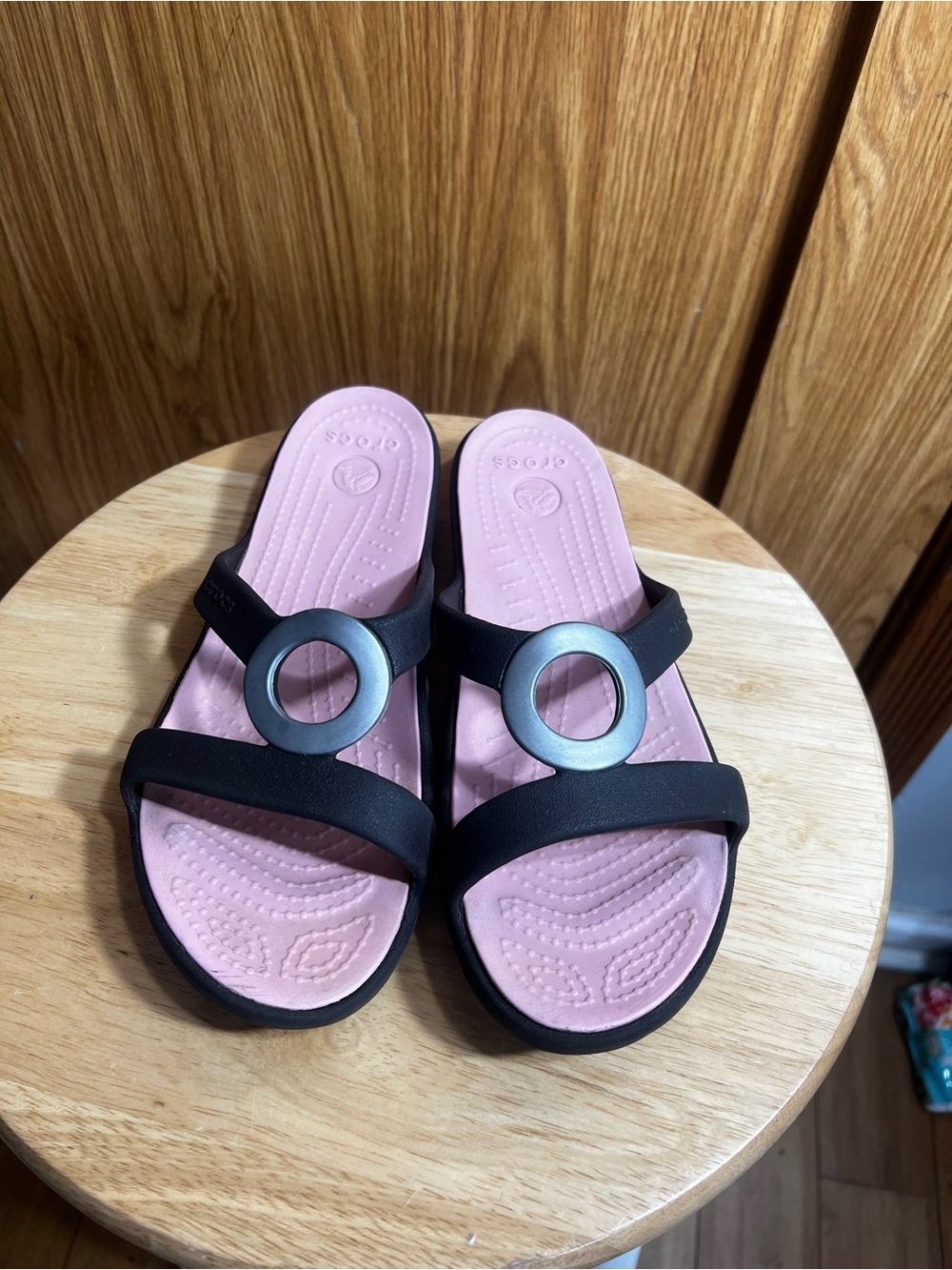 CROCS Women’s Black Slide Sandals with Pink Footbed and Metallic Ring